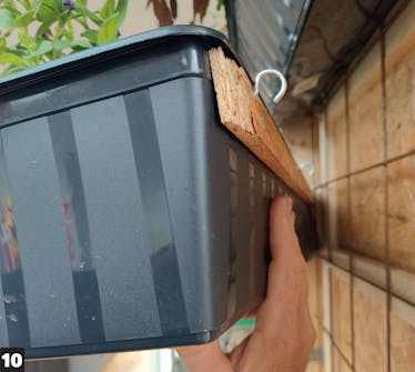 Växtvägg: Fäst växtväggen med skruvar Växtvägg: Fäst växtväggen med skruvar